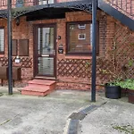 Courtyard Cottage With Free Onsite Parking, Garden, Short Flat Walk To Town