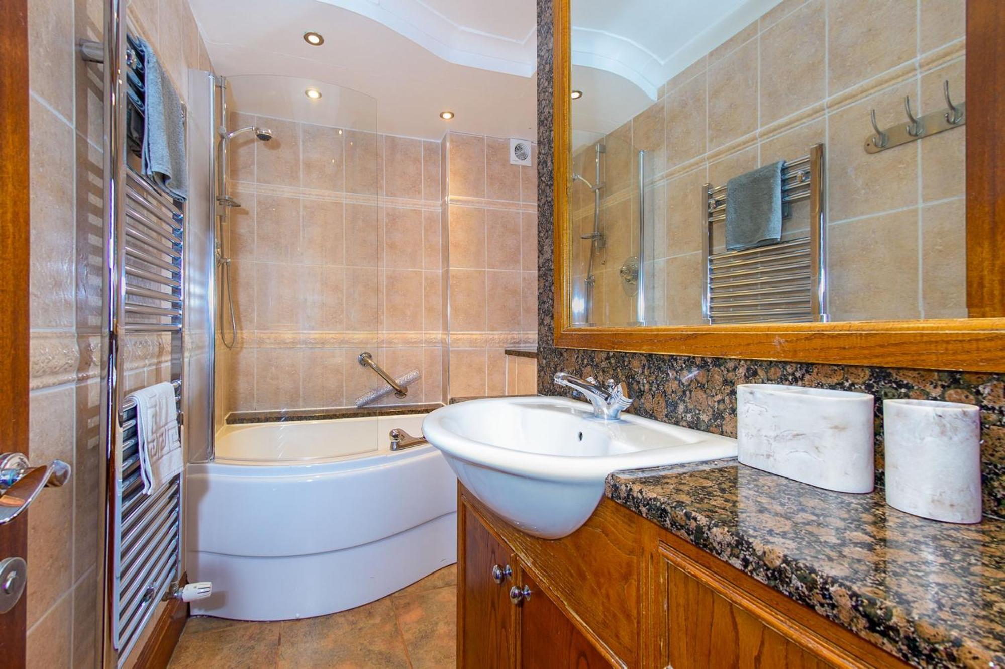 Courtyard With Free Onsite Parking, Garden, Short Flat Walk To Town Apartment