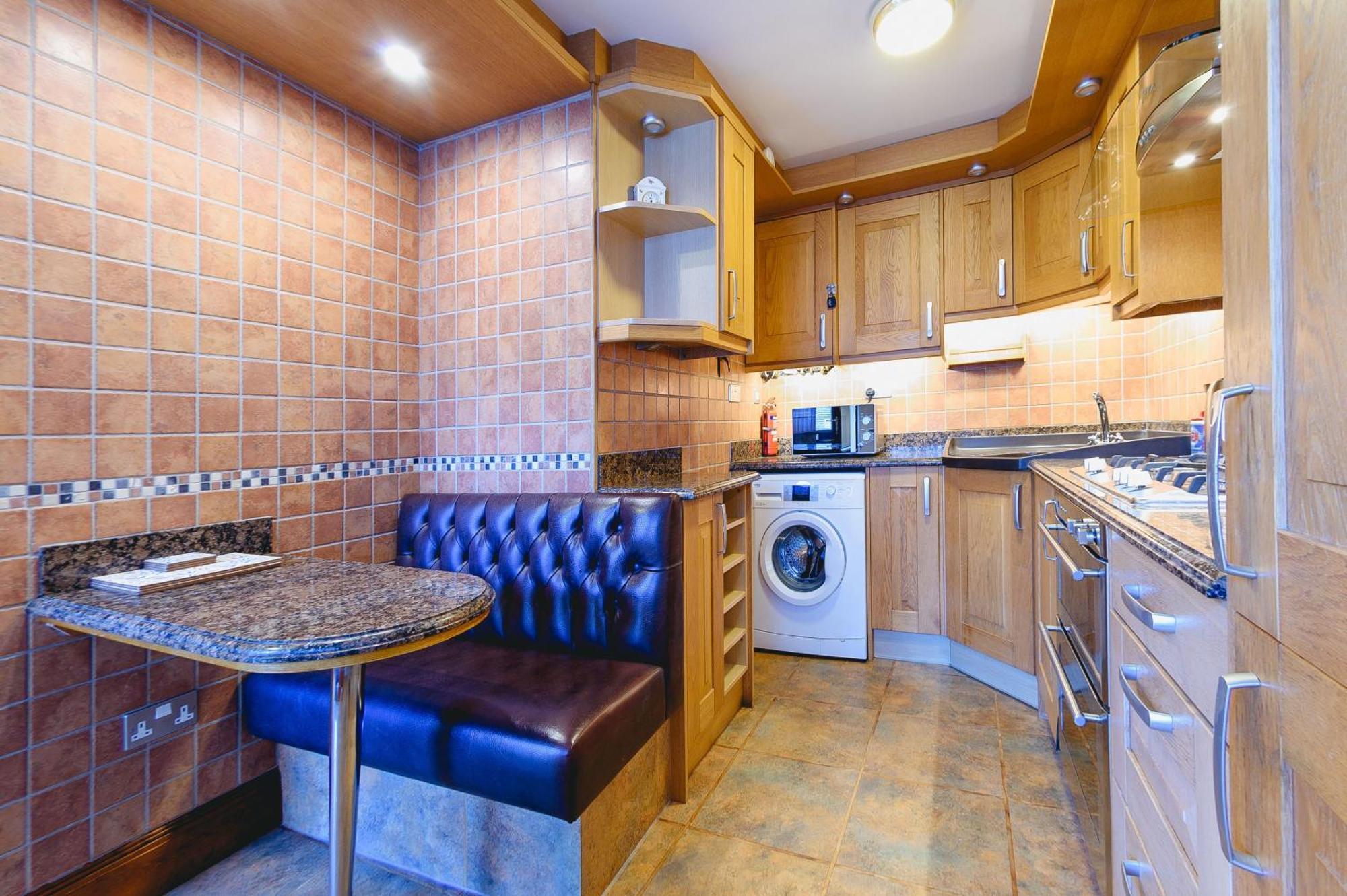Apartment Courtyard With Free Onsite Parking, Garden, Short Flat Walk To Town