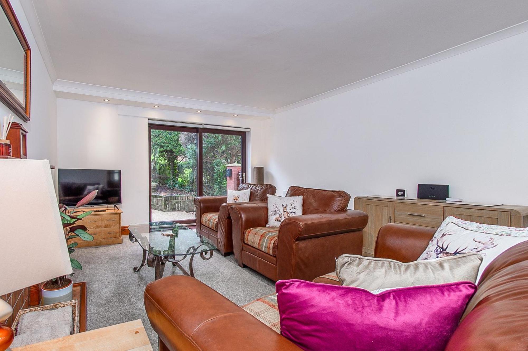 Courtyard With Free Onsite Parking, Garden, Short Flat Walk To Town Apartment *