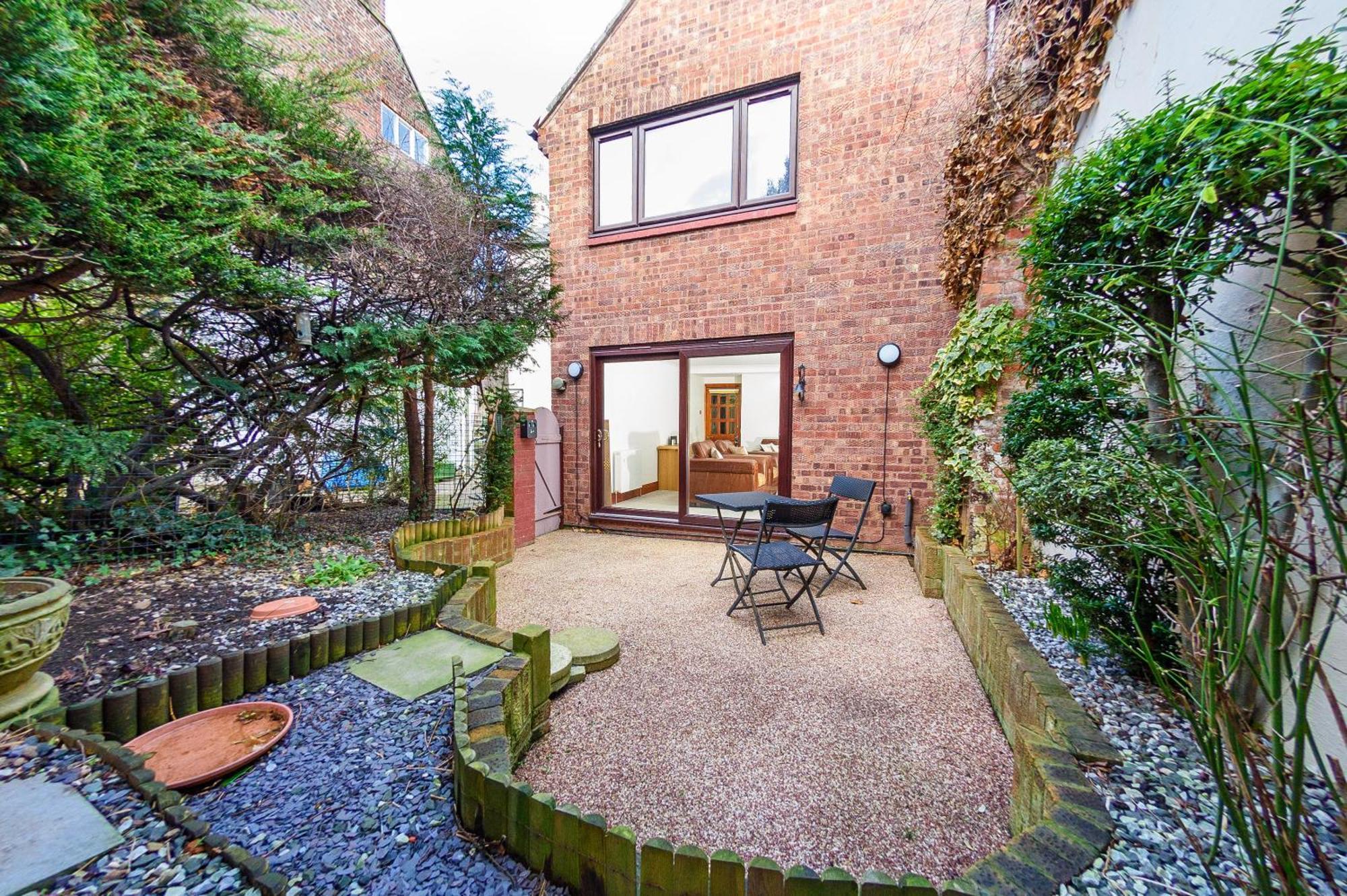 Courtyard With Free Onsite Parking, Garden, Short Flat Walk To Town Apartment *